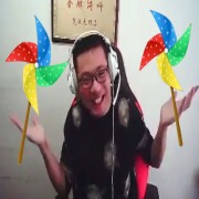 蹲下来抱抱自己