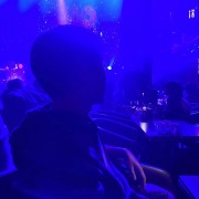 她还是离开了。