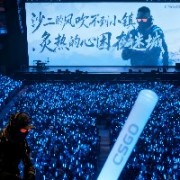 冷静自信躺看抖音