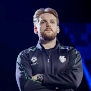 法尔孔的NiKo本人-