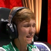 尾随金发红瞳美女