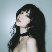 黑夜坠入她的瞳孔